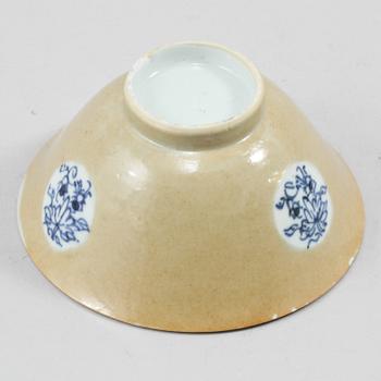 A blue and white and "café au lait" cup, Qing dynasty, Yongzheng (1723-36).