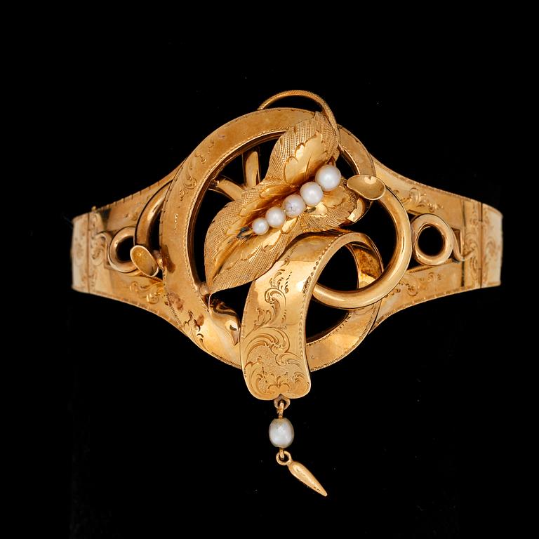 ARMRING, 18k guld, Gustaf Möllenborg, Stockholm, 1857 el 1861. Vikt 27,6g.