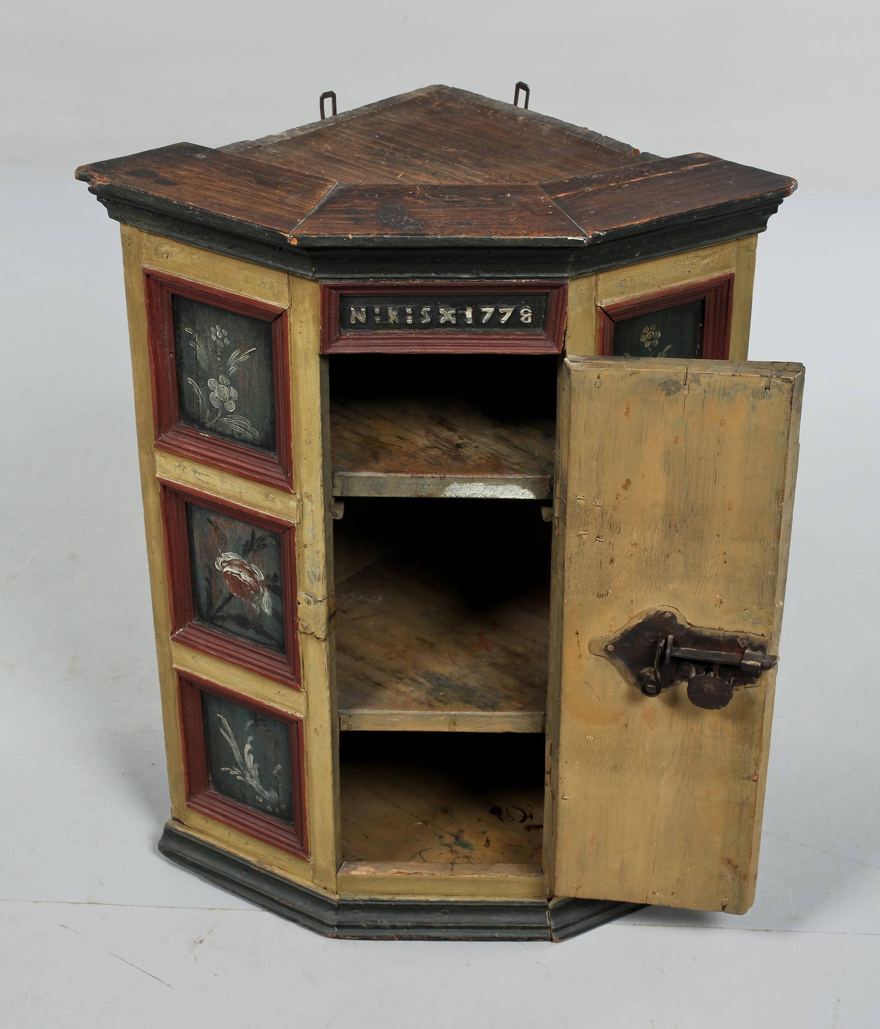 HÖRNSKÅP, allmoge, 1700-tal.