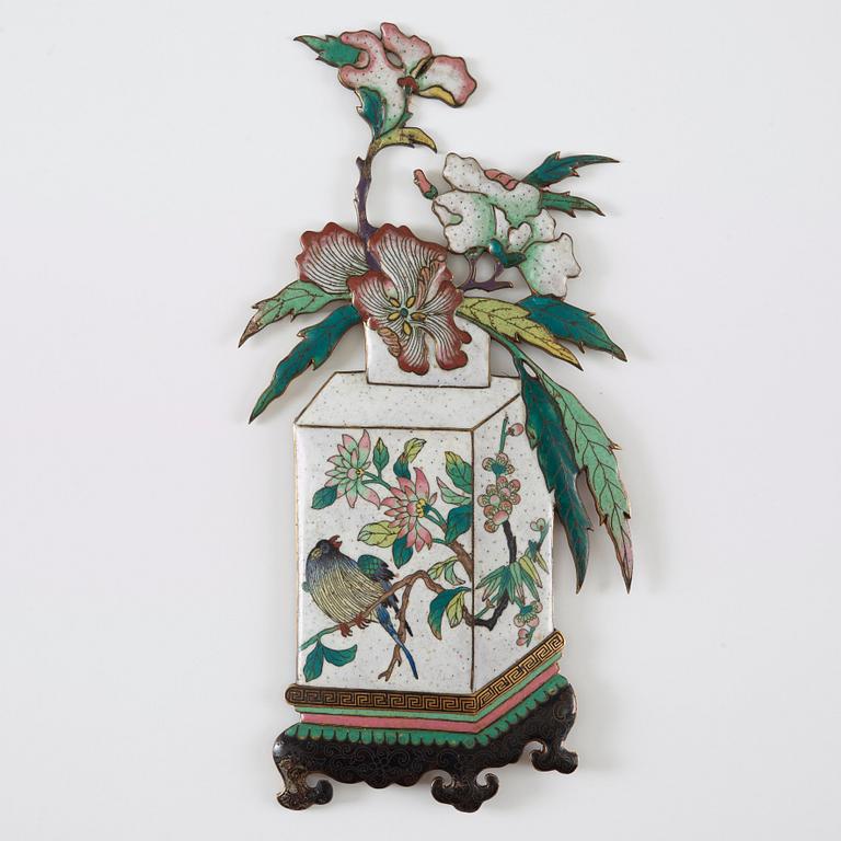 PLAKETT, cloisonne. Sen Qingdynasti, 1800-tal.