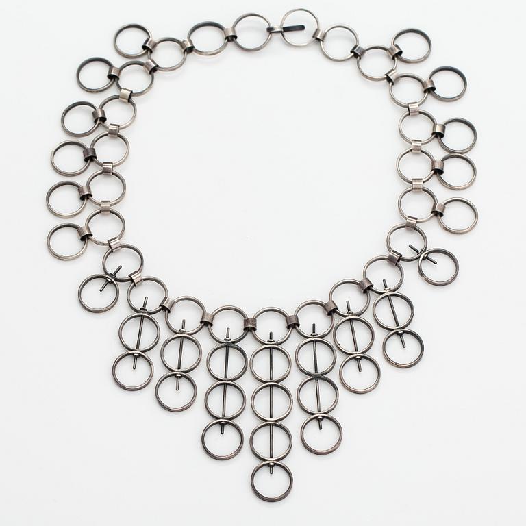 Kaija Aarikka, A silver necklace and bracelet. Pekka Ilmari Sarvanto, Helsinki 1065.