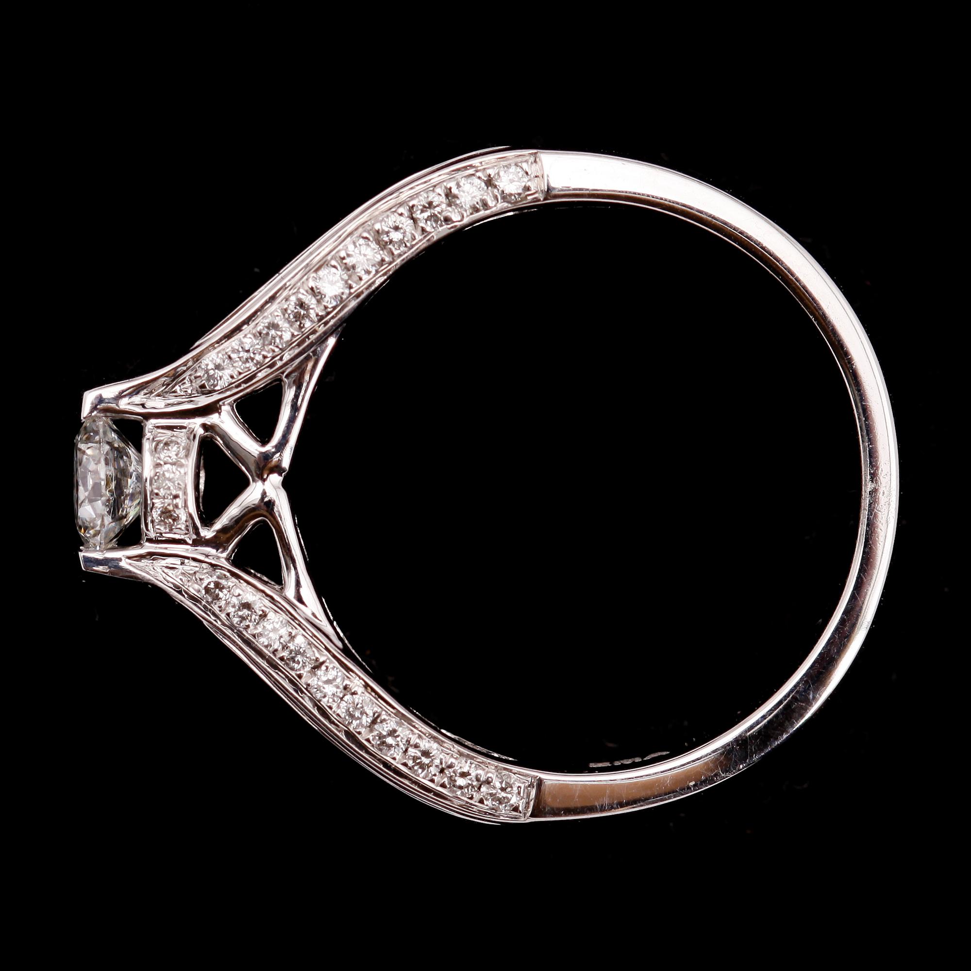 RING, 14 k vitguld, med briljantslipade diamanter tot ca 1.0 ct. Total vikt ca 4,8 gram.