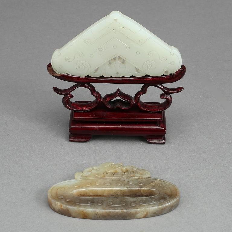 ORNAMENT/AMULETTER, 2 st, sten, Kina.