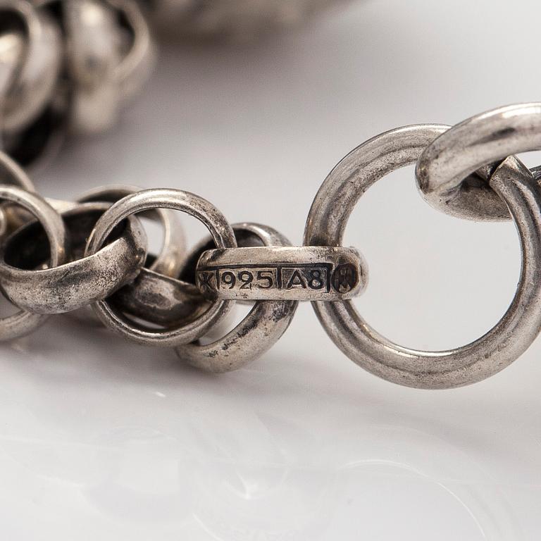 Kalevala Koru, kaulakoru, sterlinghopea. Helsinki 1970-luku.