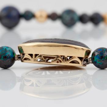 COLLIER med kulor i boulderopal Ø 17.3-5.3 mm, samt kulor i guld. Tillverkad av Gaudi, Stockholm 1989.