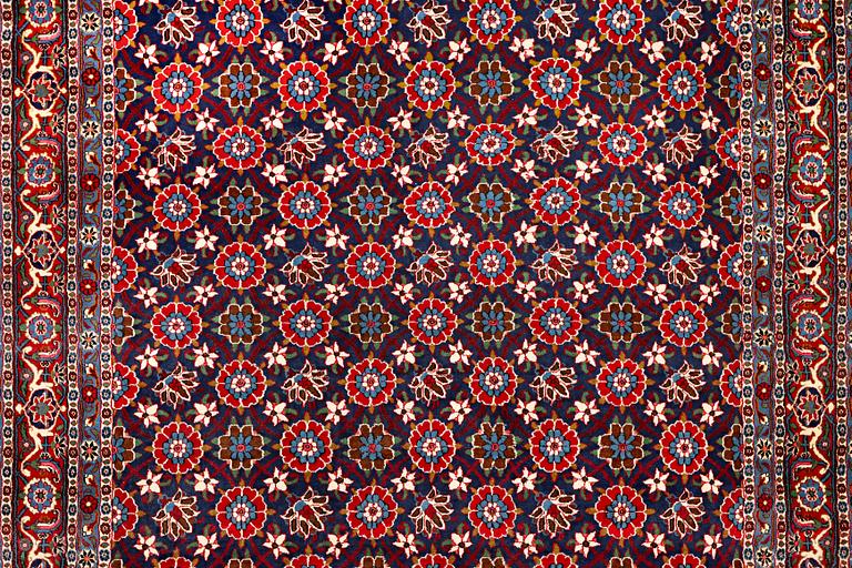 A semi-antique Varamin carpet, a. 339 x 233 cm.