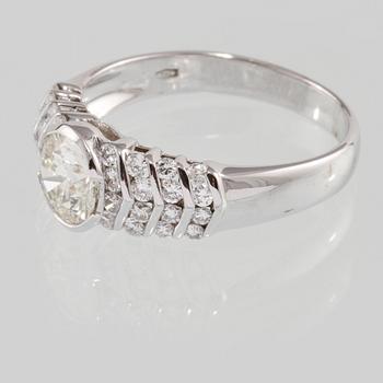 RING, 18k vitguld med briljantslipad diamant ca 0.95 ct samt 32 små briljantslipade diamanter. Vikt 4 g.