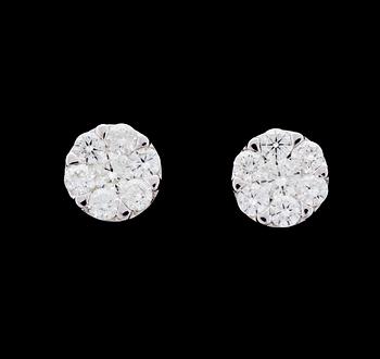 1066. A pair of brilliant cut diamond earrings, tot. 2.42 cts.