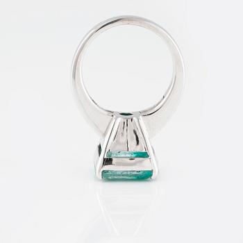 RING, med fasettslipad smaragd ca 9.00 ct och 6 briljantslipade diamanter.