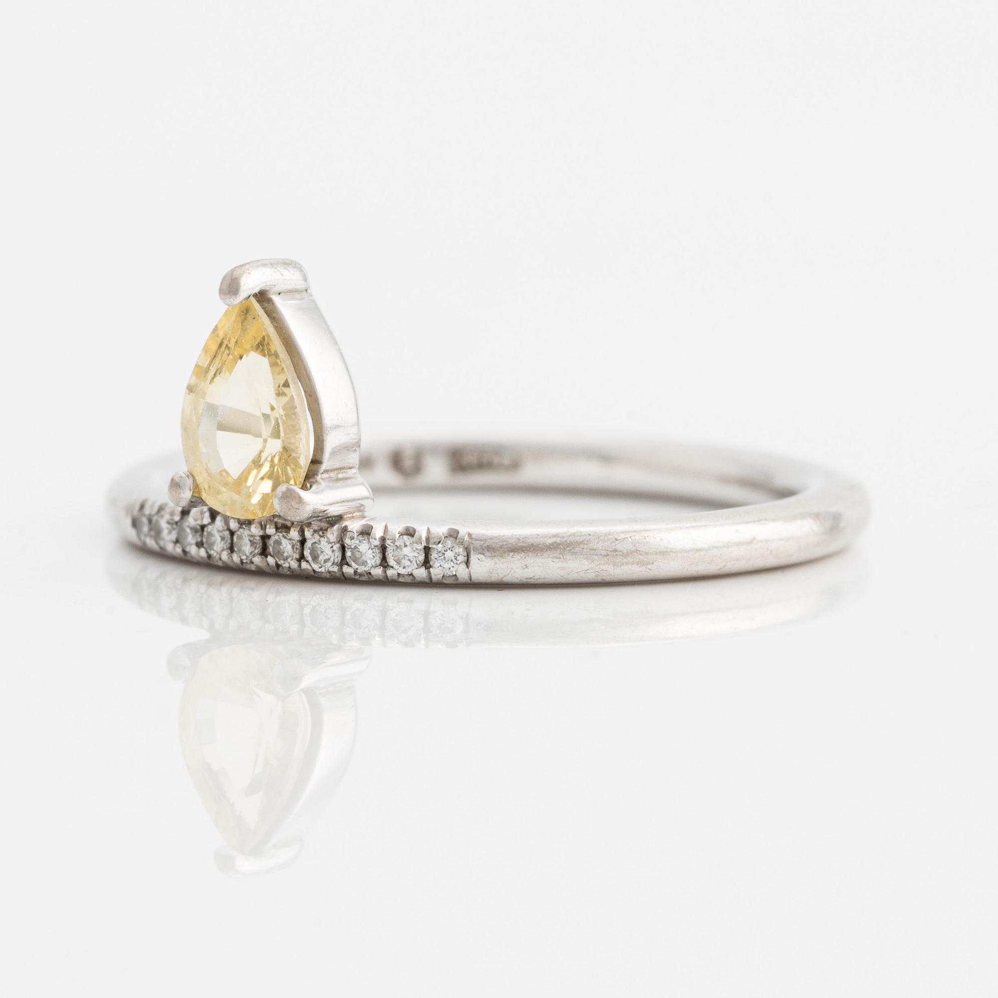 Ring, Cecilia Kores, Mumbai Stockholm, med droppformad gul safir och små briljantslipade diamanter,