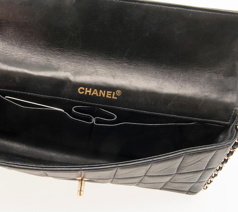 Chanel väska "Chocolate Bar East West Bag".