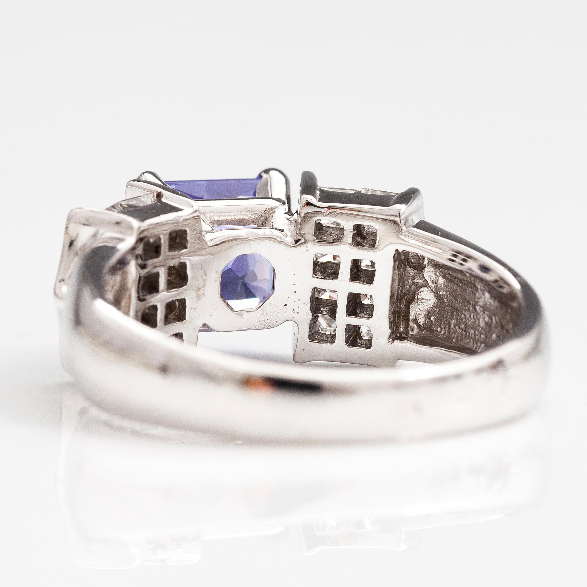 RING, 14K vitguld, tanzanit ca 2.76 ct, princesslipade diamanter ca 1.46 ct tot.