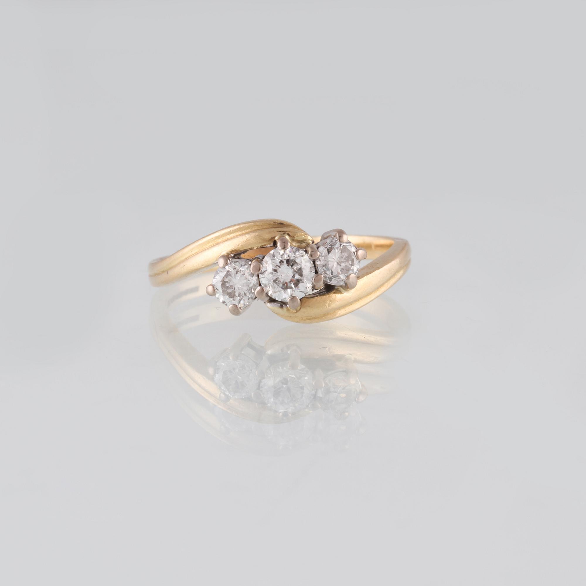 RING, 18K guld med 3 briljantslipade diamanter, totalt ca 0.75 ct. Vikt 4,1 gram.
