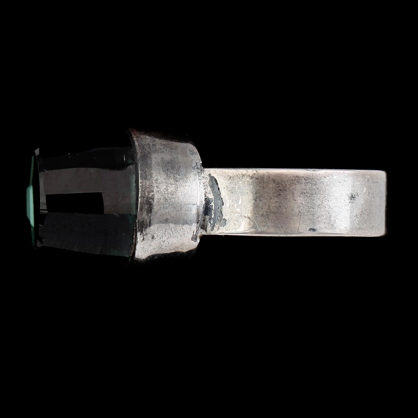 RING, silver och fasettslipad sten, 1900-talets andra hälft. Total vikt ca 7 g.