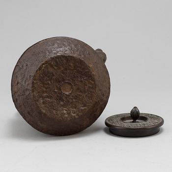 TEKANNA med LOCK, järn. Japan, Meiji (1868-1912).