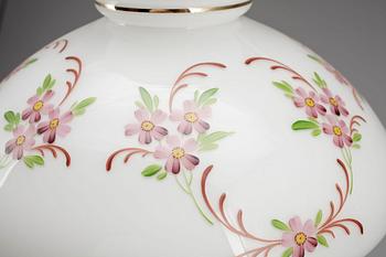 BORDSLAMPA, mässing samt porslin, 1900-tal.