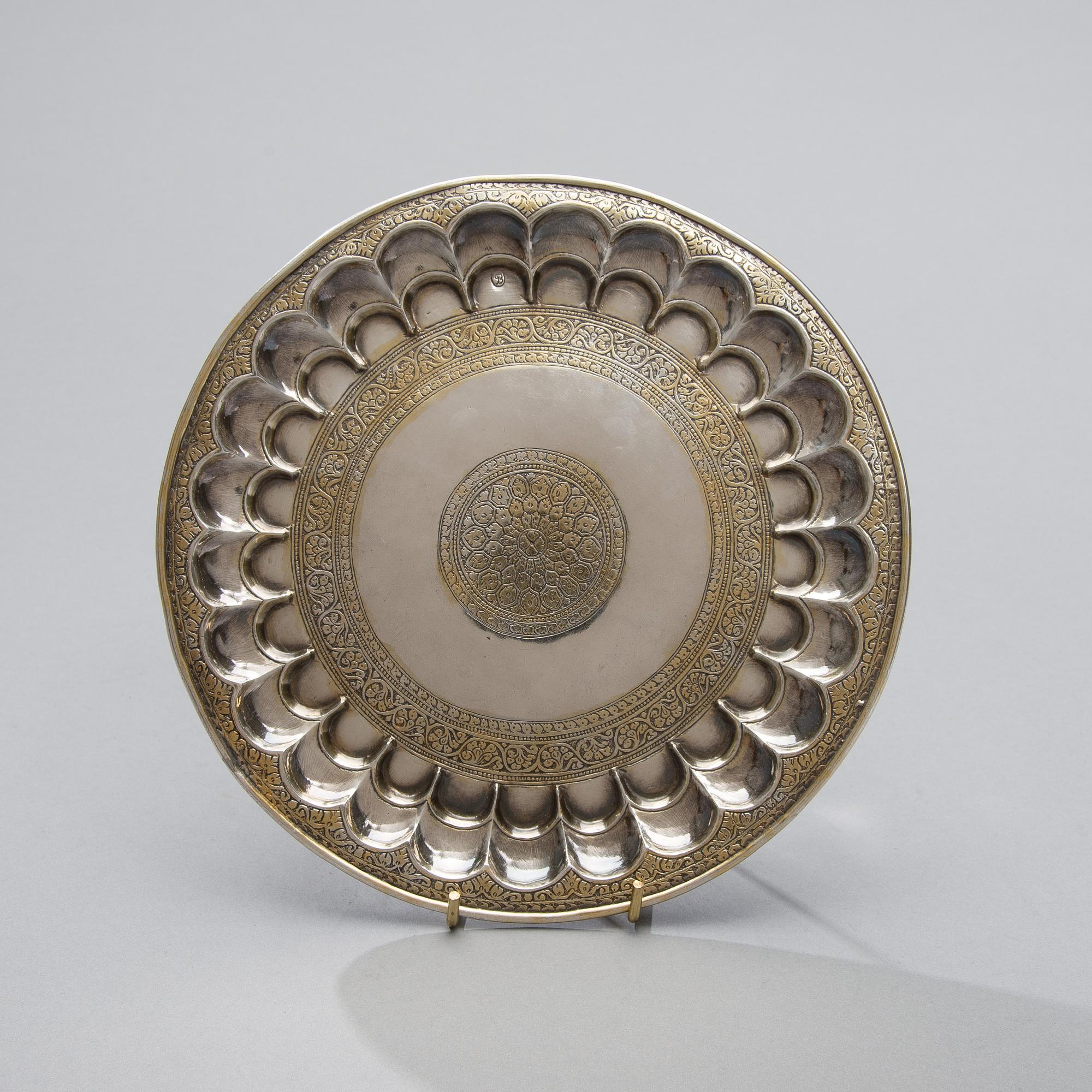 TALLRIK, silver samt förgyllt silver, Indien, 1800-tal. Vikt ca 279 g.