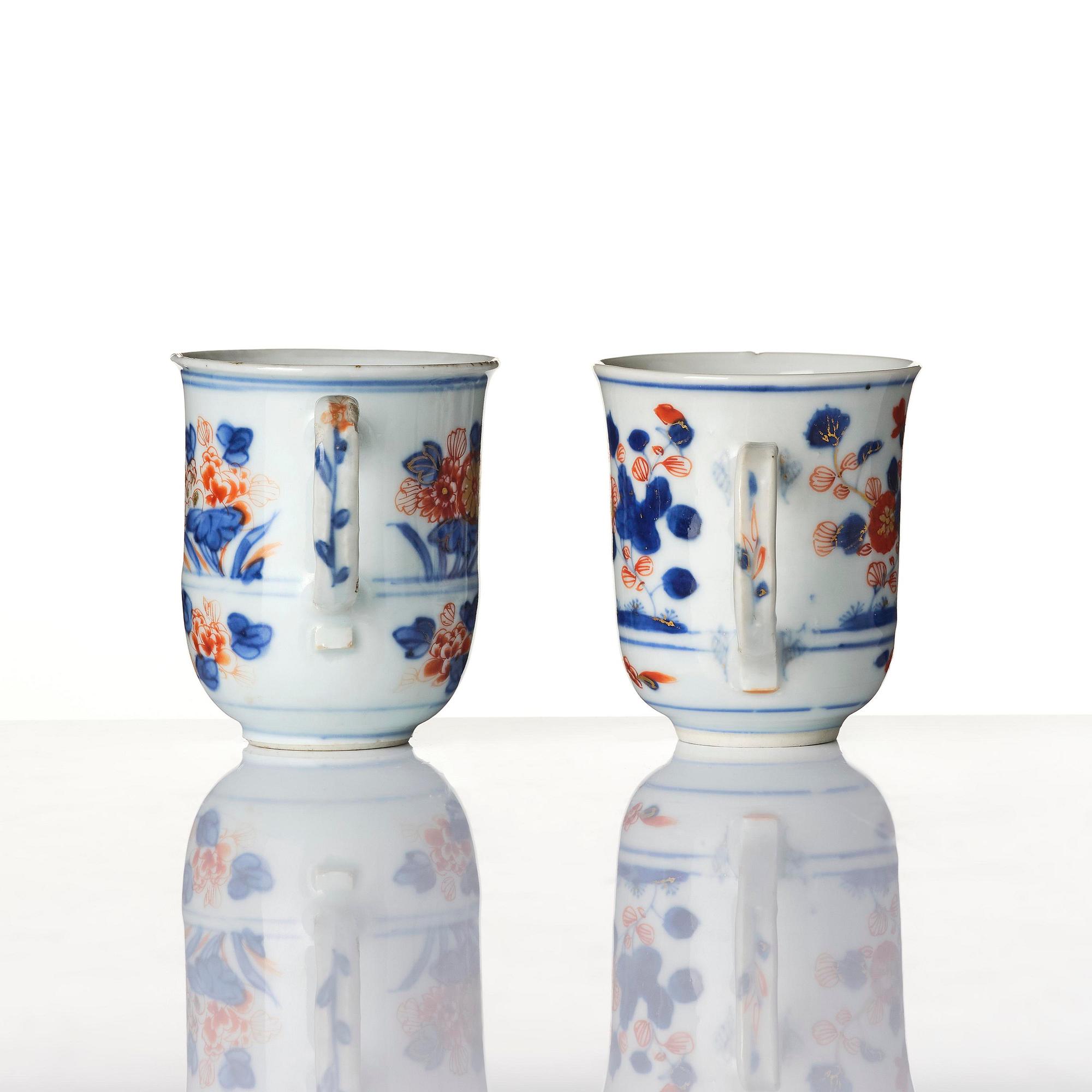 A set of two imari cups and a tea caddy, Qing dynasty, Kangxi (1662-1722). The tea cups with Johanneum mark.