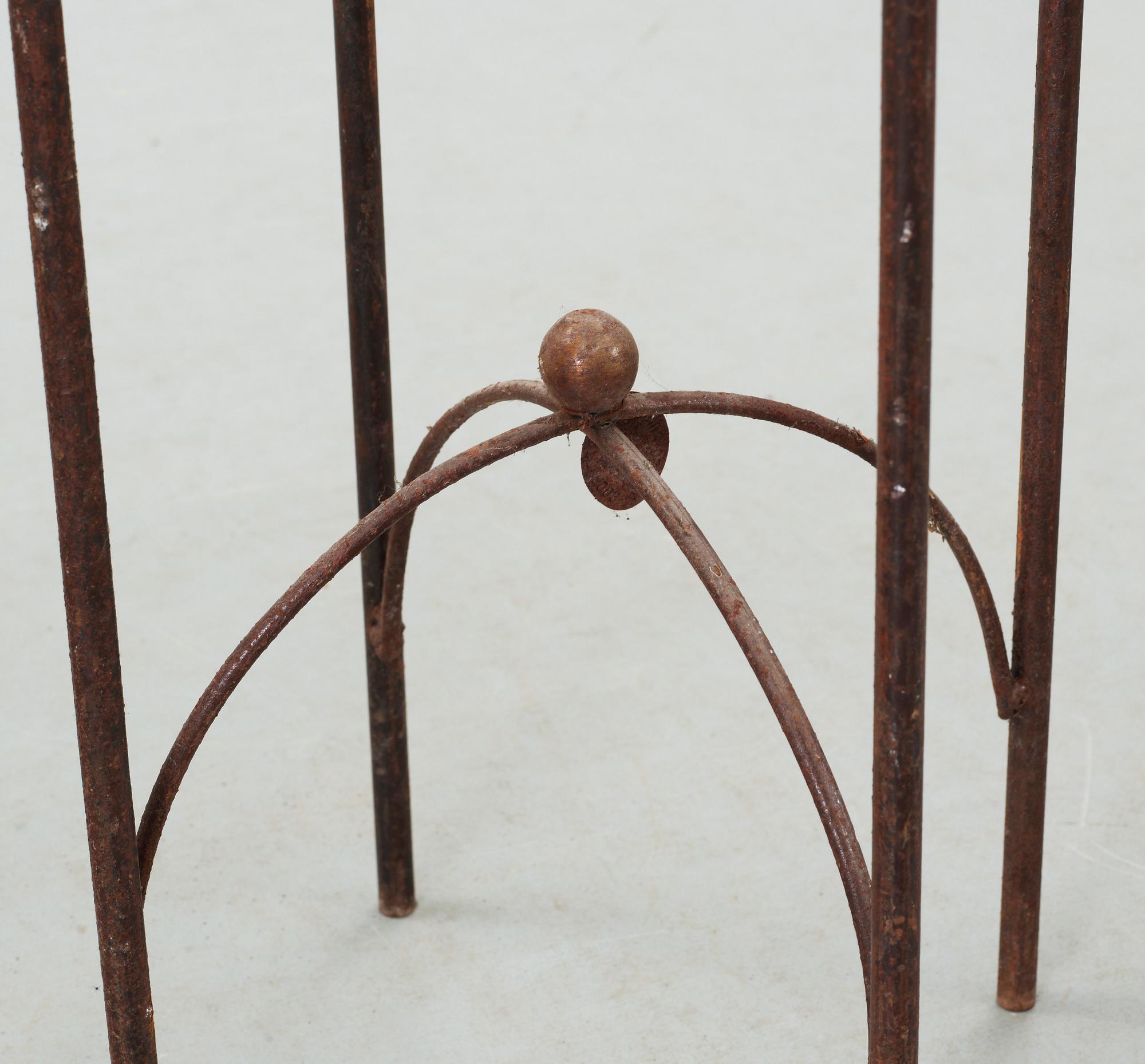 PIEDESTALER, 3 st, gjutjärn, Woestijnroos design Belgien, 1900-talets slut.