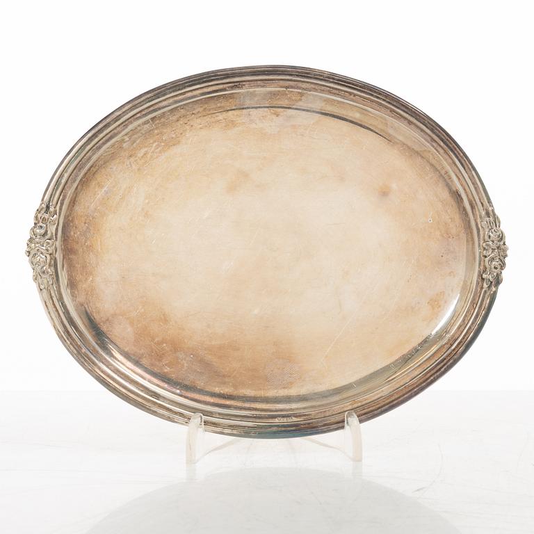 Bricka, gräddkanna, sockerskål samt sockertång, silver, rokokostil, 1900-tal.