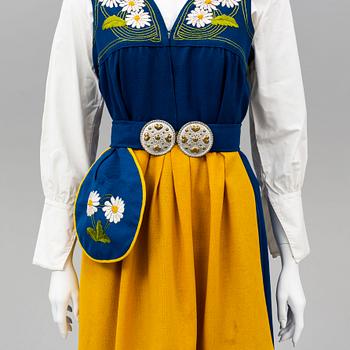 FOLKDRÄKT, Sverigedräkten, 1900-talets andra hälft. Storlek runt 38.