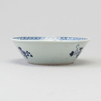 A blue and white export porcelain dish, Qing dynasty, Qianlong (1736-95).