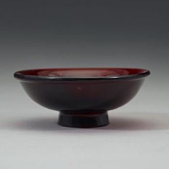 A Chinese Peking glass bowl, Qing dynasty (1644-1912).