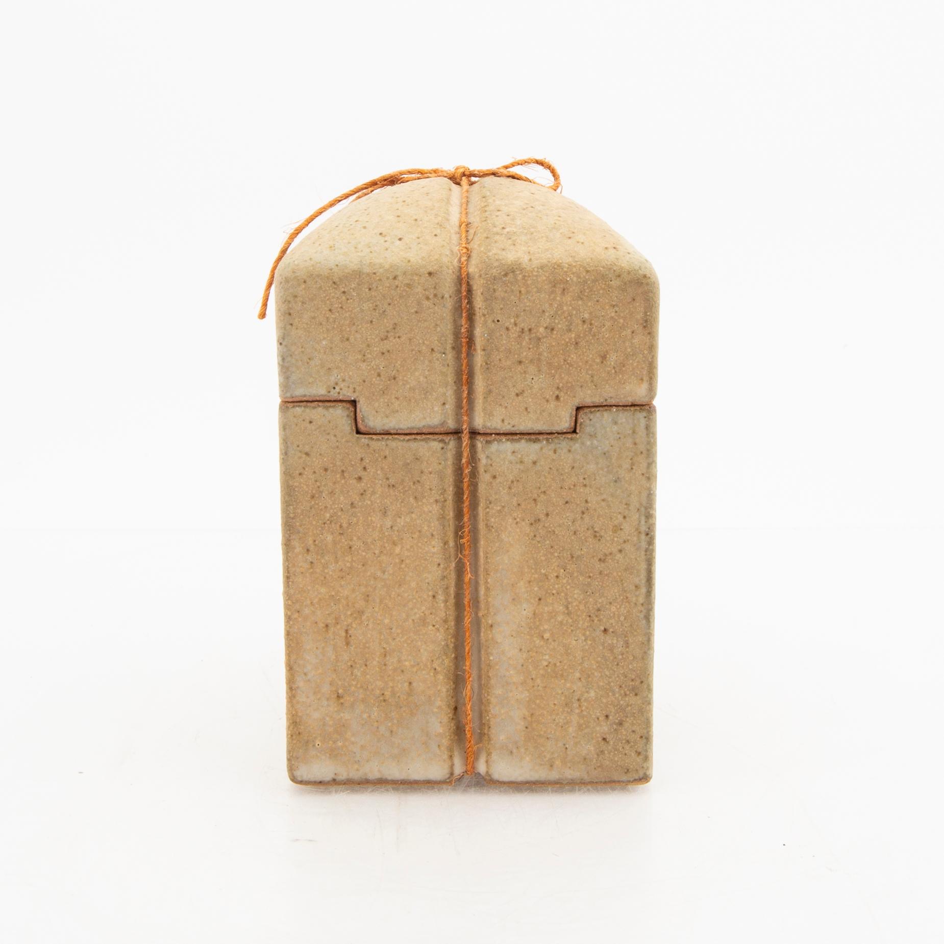 Johanna Djerf box "Ask för hemligheter", signed stoneware.