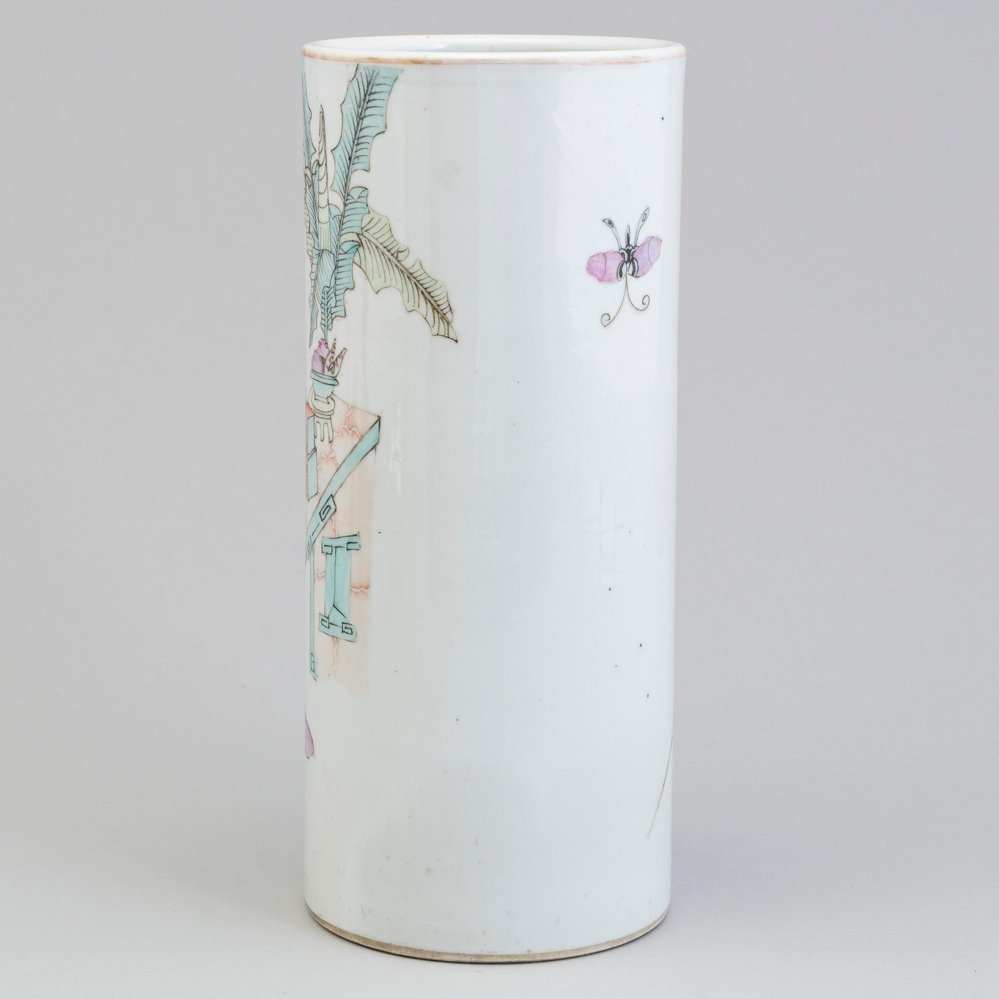 A Chinese porcelain hatstand decorated, first half of 20th century.