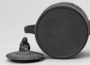 TÉKANNA, basaltware, omkring 1800.