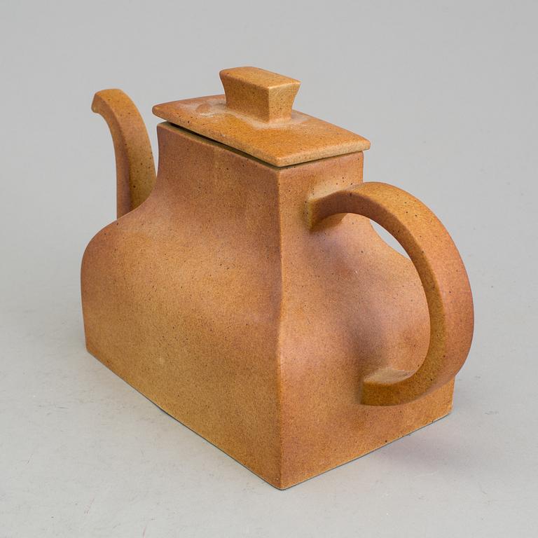 A Signe Persson Melin teapot, stoneware, Rörstrand 1980´s.