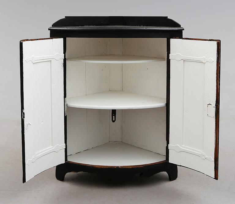 HÖRNSKÄNK, 1800-talets första hälft.