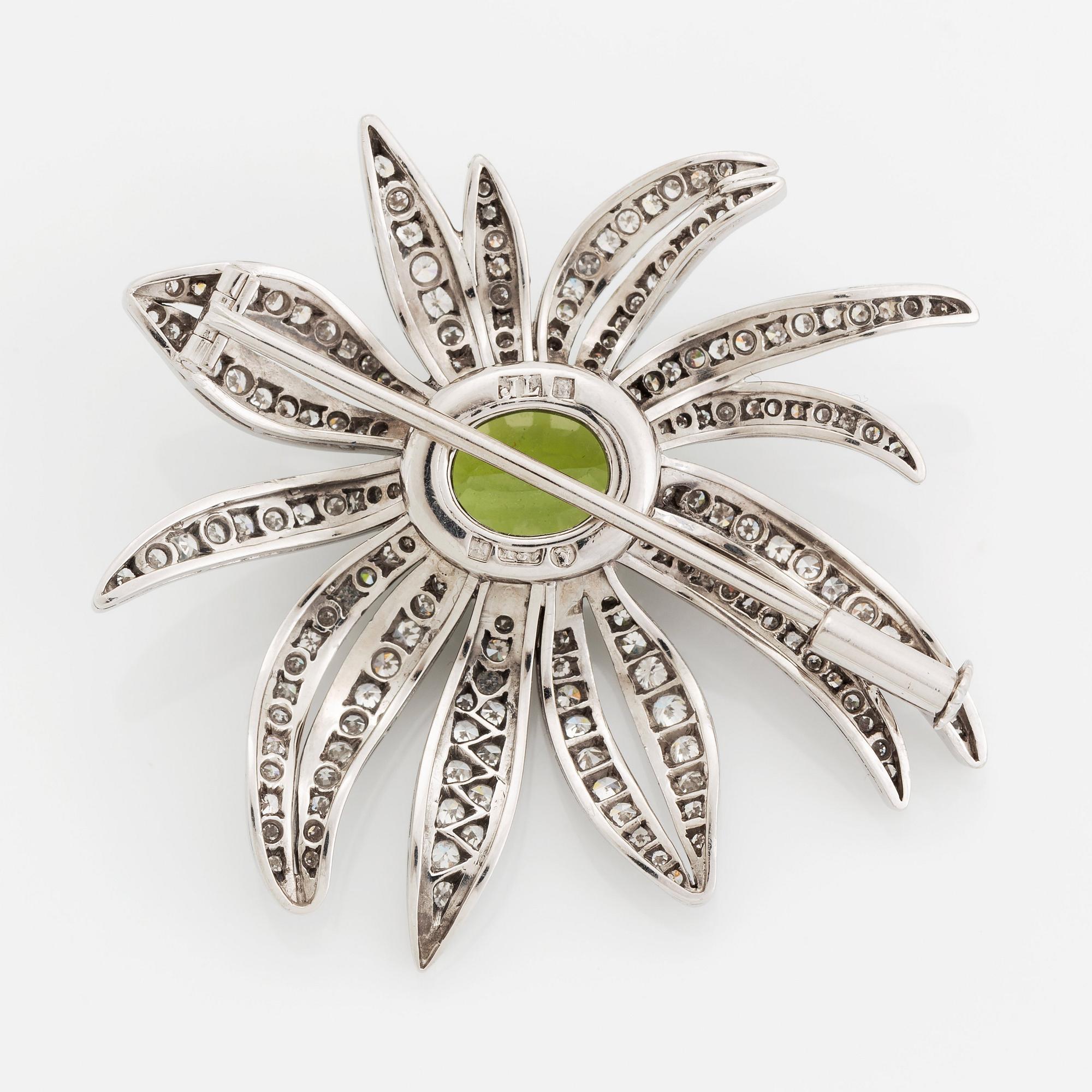 Brosch 18K vitguld med en fasettslipad peridot och åttkantslipade diamanter.