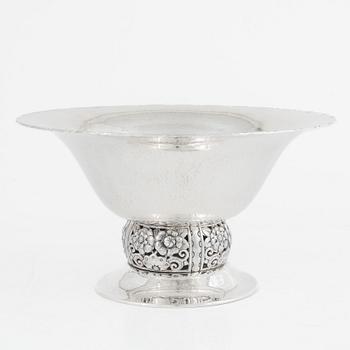 Skål på fot, silver, svensk importstämpel, 1900-talets första hälft.