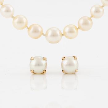 A necklace and a pair of earrings in 18K gold and cultured pearls.