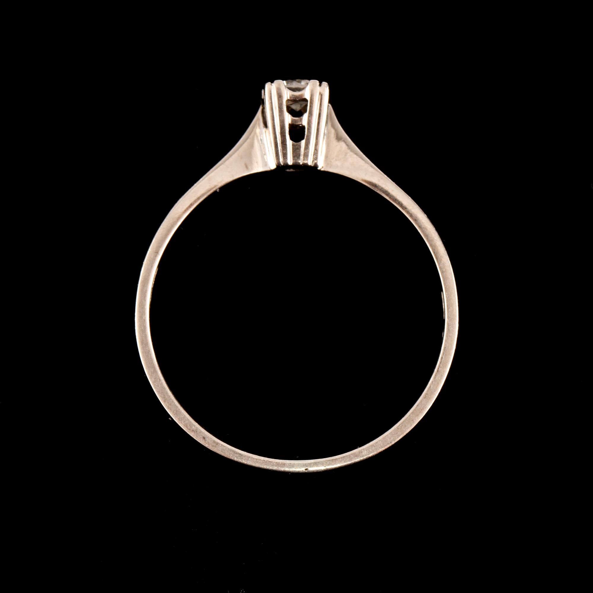 RING, 18k vitguld med briljantslipad diamant, 0.10 ct, Ceson, Göteborg, 1968. Vikt 3 g.