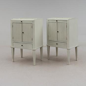SÄNGBORD, 1 par, gustaviansk stil, 1900-talets andra hälft.