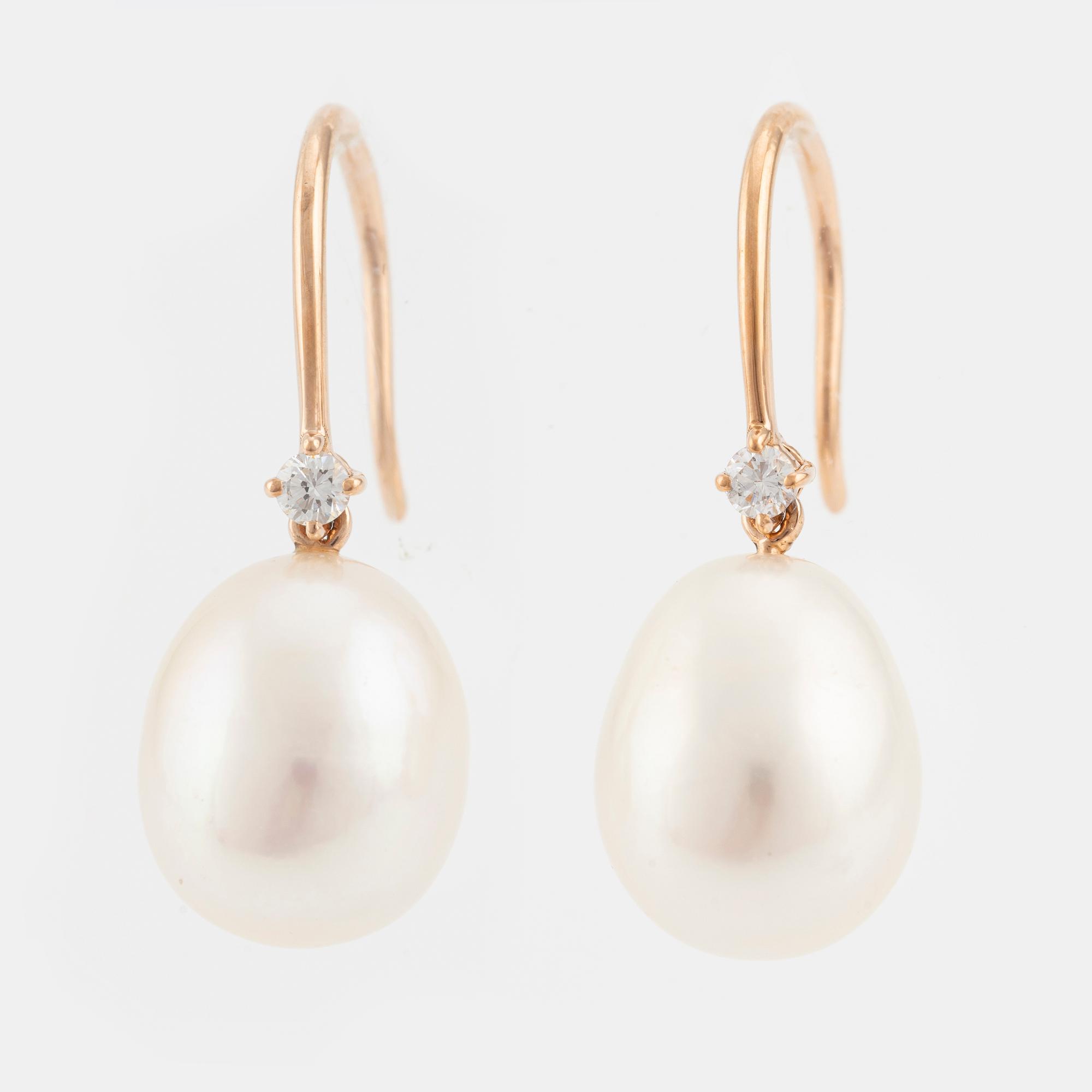 Örhängen 18K roséguld med sötvattenspärlor och briljantslipade diamanter.
