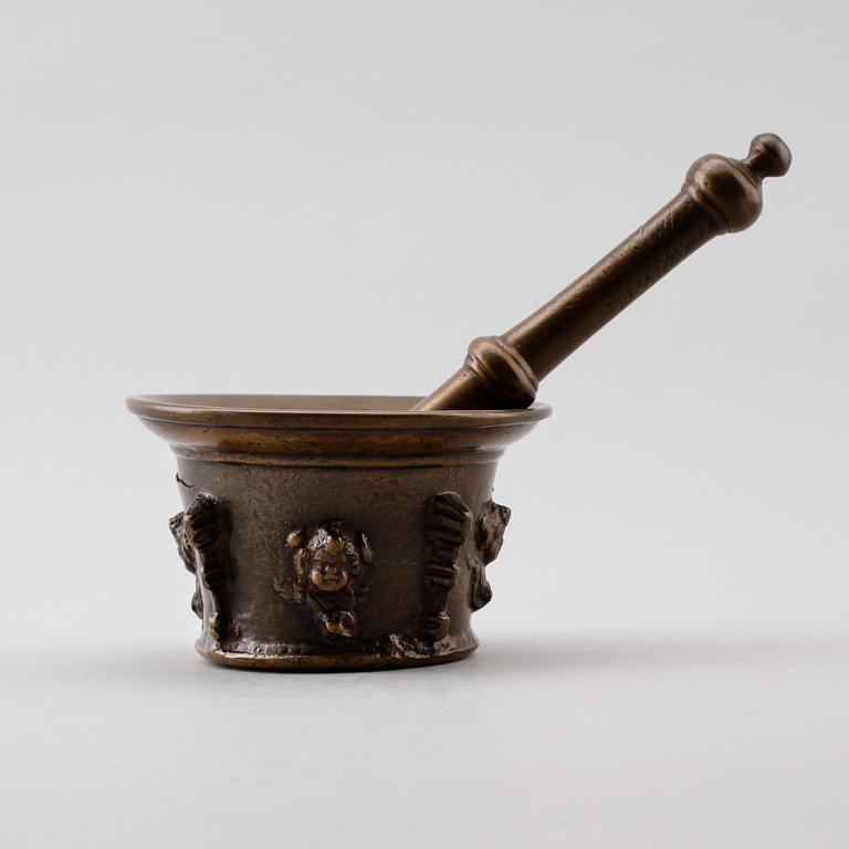 MORTEL MED STÖT, mässing, barock, 1600-tal.