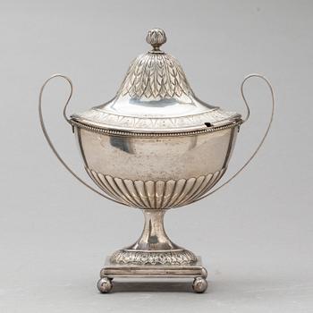 STRÖSOCKERSKÅL med LOCK, silver, sengustaviansk stil.  Möllenborg, Stockholm, 1913. Vikt ca 463 g.