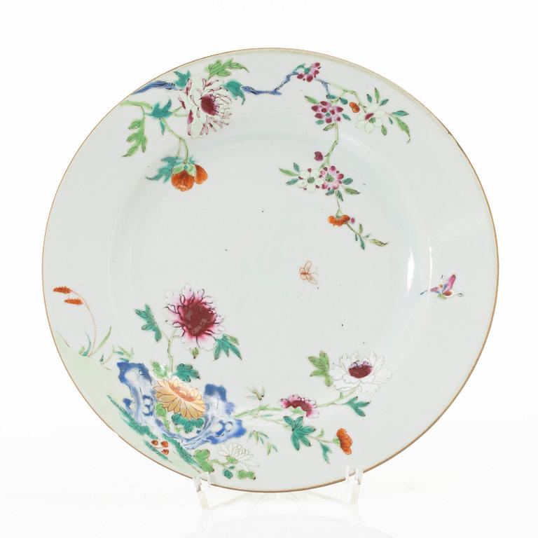 Tallrikar, tre stycken, porslin. Qingdynastin, 1700-tal.