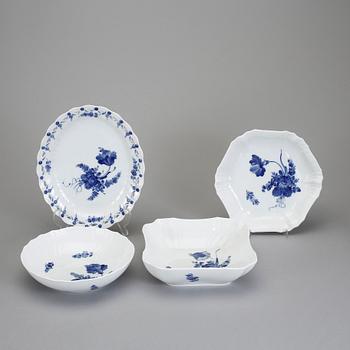 MATSERVIS, 61 delar, porslin, "Blå Blomst", Royal Copenhagen, Danmark.