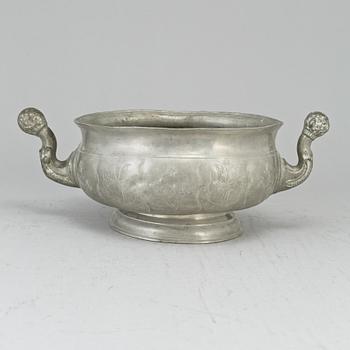 An 18/19th century pewter bowl.