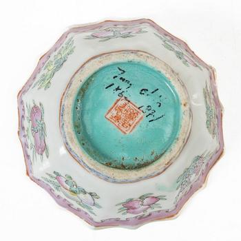 A group lot of Chinese porcelain, late Qing dynasty/early 20th century.