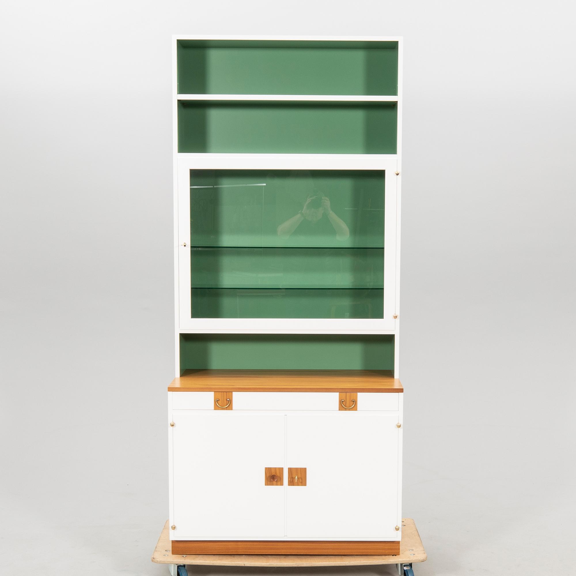 Josef Frank. Bokhylla med vitrin, modell 2255 för Firma Svenskt Tenn.