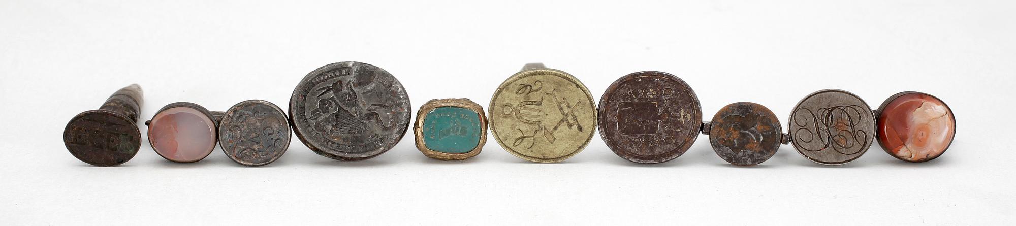SIGILL, 10 st, mässing, järn, vitmetall samt sten, 17/1800-tal.