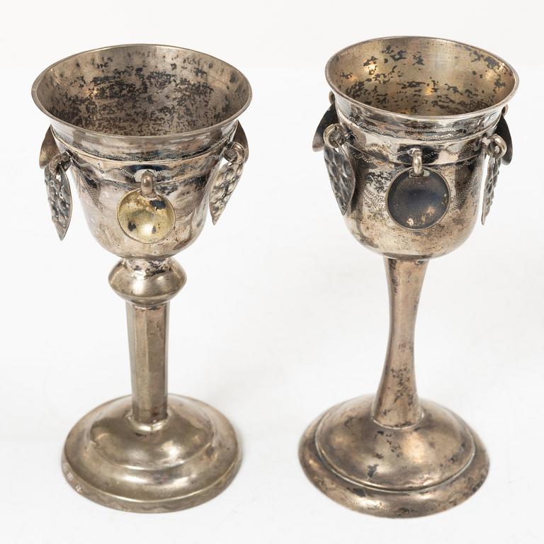 Skrammelbägare/supkalkar, 2 st snarlika, silver, Sverige, omkring år 1800.