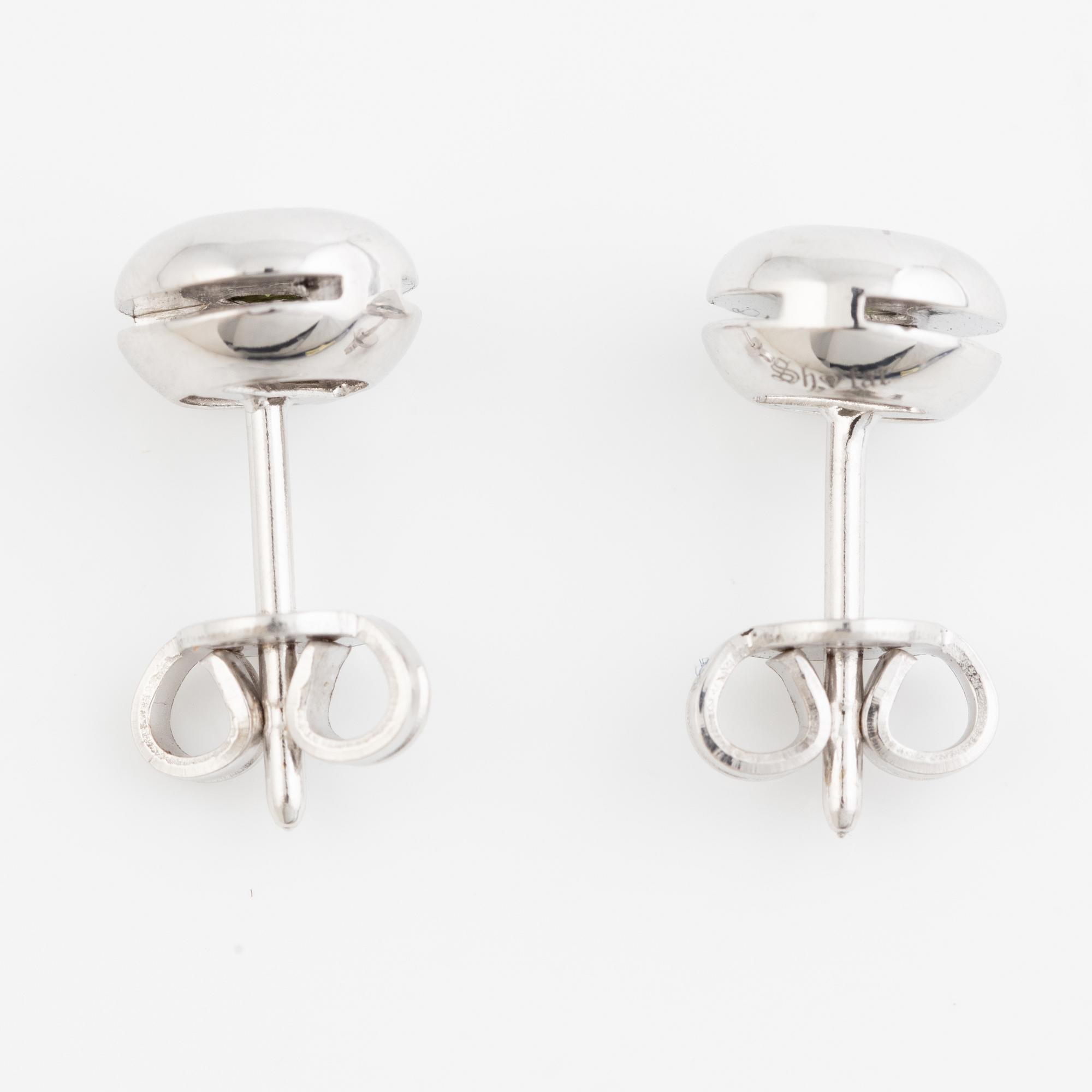 Earrings 18K white gold with colour-treated green brilliant-cut diamonds.