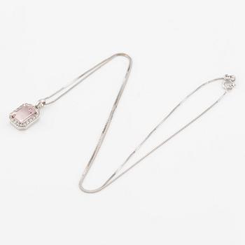 Pendant with 18K gold chain featuring a faceted morganite and round brilliant-cut diamonds.