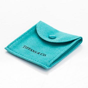 Tiffany & Co, sormus "True Band" platinaa ja briljanttihiottuja timantteja.